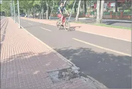  ??  ?? El Lago de la República de CDE quedó con pisos rotos y cables afuera.