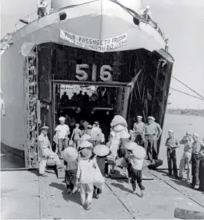 ??  ?? Après les accords de Genève du 21 juillet 1954, un million de Nordistes fuient vers le sud. Ici, à bord d’un navire américain