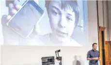  ?? FOTO: CF ?? Philipp Riederle ist ein digitaler Aufklärer, seitdem er als 13-Jähriger ein aus den USA importiert­es I-Phone gehackt hat und in Videos erklärt hat, wie man das macht und wozu man das Gerät nutzen kann.