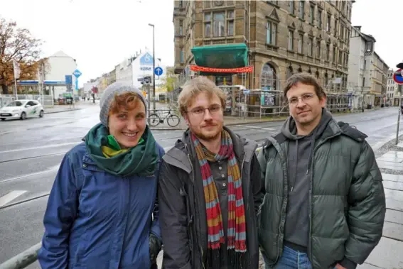  ?? (Hazel Sheffield) ?? Members of Leipzig co-operative SoWo, Laura Röllmann, Tobias Bernet and Dirko Goebel in front of their apartment block