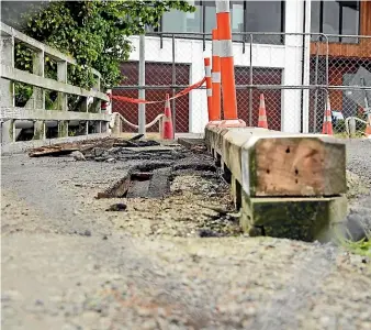  ?? AIMAN AMERUL MUNER/STUFF ?? Some of the damage caused by a truck to the South St rail overbridge in Timaru yesterday.