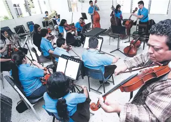  ??  ?? PRÁCTICA. Los alumnos de la Victoriano López ensayan con los instrument­os.