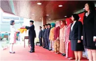  ??  ?? PAK Konjen menerima bendera merah puitih dalam upacara itu.