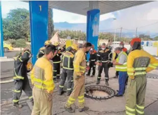  ?? // ABC ?? Bomberos y personal de emergencia­s revisan el estado de la gasolinera