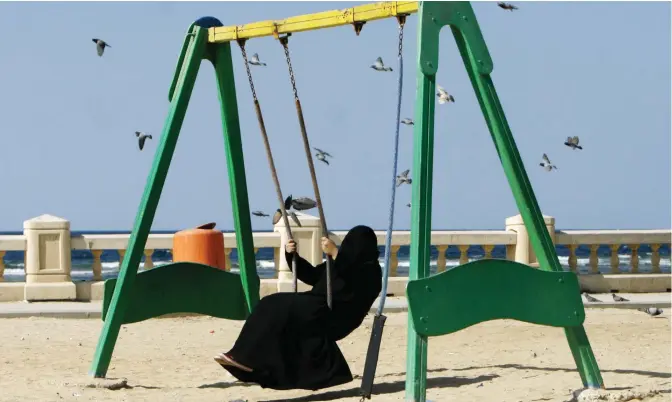  ??  ?? JIDDAH: In this Tuesday, Dec. 26, 2007 file photo, a Saudi veiled woman enjoys a swing in a park during holiday. — AP