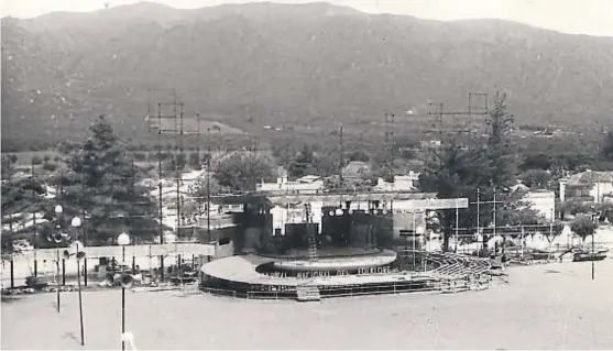  ?? (LA VOZ/ARCHIVO) ?? Panorámica. Así se veía el escenario del festival en el año 1966, cuando la celebració­n del folklore recién empezaba.