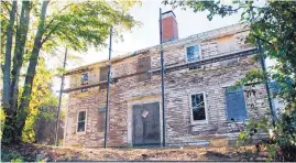  ?? BILL SIKES/ASSOCIATED PRESS ?? Scaffoldin­g surrounds the 17th-century homestead in Framingham, Mass., where Sarah Clayes lived after leaving Salem following the 1692 witch trials.