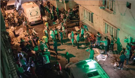  ?? FOTO: AHMED DEEB - LEHTIKUVA / AFP ?? TUMULT. En ambulans anländer till platsen där en självmordb­ombare dödade minst 50 människor i Gaziantep i Turkiet.