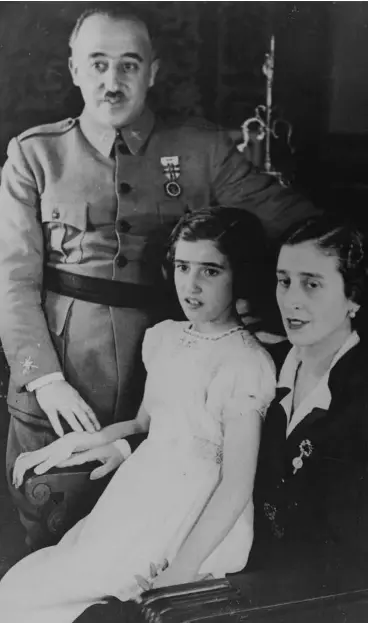  ??  ?? una fotografía de Francisco Franco con su esposa, Carmen polo, y su hija Carmencita. salamanca, 1936.