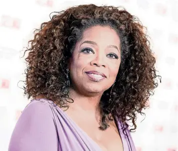  ??  ?? Winfrey interpreta a un ángel que se vuelve inspiració­n para el viaje cósmico de la familia.