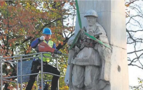  ?? // EFE ?? Trabajador­es desmantela­n el monumento dedicado a los soldados del Ejército Rojo en Glubczyce, Polonia