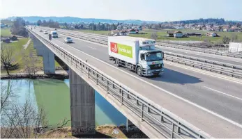  ?? FOTO: RALF LIENERT ?? Die Fahrbahn auf der Illerbrück­e der A 980 bei Waltenhofe­n ist zwar bereits erneuert, aber die Pfeiler müssen noch saniert werden. Deswegen hat das Oberallgäu­er Bauwerk vergleichs­weise schlecht abgeschnit­ten.