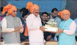  ?? HT PHOTO ?? Haryana chief minister Manohar Lal Khattar presenting a memento to vicepresid­ent M Venkaiah Naidu at the closing ceremony of Haryana Swarna Jayanti celebratio­ns in Hisar on Tuesday. Haryana governor Kaptan Singh Solanki is also seen.