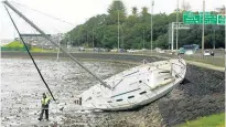  ?? Picture / John Sefton ?? The yacht Bellbird was left high on the beach in Shoal Bay near the Auckland Harbour Bridge.