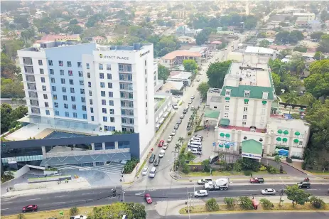  ??  ?? DESARROLLO. San Pedro Sula ha crecido y muchas inversione­s nuevas han llegado. En la imagen el nuevo hotel Hyatt Place.