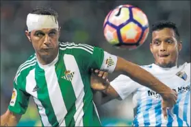  ?? FOTO: EFE ?? Joaquín y Rosales El bético marcó el gol y lució este aparatoso vendaje por una brecha