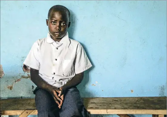  ?? XAVIER ALDEKOA ?? David Erungu, de diez años, hacía de porteador del botín de los pillajes de un grupo rebelde yihadista en la frontera con Uganda