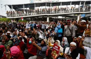  ?? — Reuters ?? Hear our words: People protesting outside Indonesia’s Election Supervisor­y Board headquarte­rs in Jakarta.