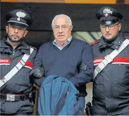  ?? AP ?? A la cárcel. Settimino Mineo, jefe de la Cosa Nostra, es escoltado por dos policías el último martes.