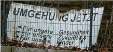  ??  ?? Plakat mit Symbolchar­akter: Aus dem Kampf für die Umgehung ist in Mühlhausen die Luft raus. Viele Menschen haben resigniert.
