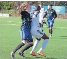  ?? RP-FOTO: SCHIM BLAZY ?? Niklas Jendryke (l.) hat mit Hochdahl wieder keinen Erfolg.