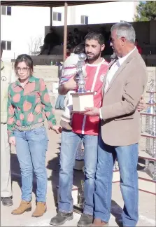  ??  ?? EL ARTILLERO de Lear, Beto García, recibió el trofeo de manos del Presidente de la Liga Premier