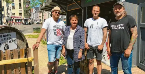  ?? Foto: Fridtjof Atterdal ?? Sie wollen den Helmut-Haller-Platz beleben: (von links) Bob’s-Qualitätsm­anager Ludwig Schmidt, Arge-Vorsitzend­e Hannelore Köppl, Kiez-Manager Atze und Stefan „Bob“Meitinger.