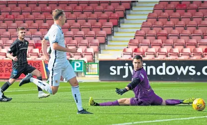  ?? Picture: SNS ?? Greg Kiltie of Dunfermlin­e scores the opening goal against Alloa at East End Park.