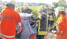  ?? FOTO: KARL MÄGERLE ?? Mit schwerem Geräte musste das Dach des Autos aufgeschni­tten werden, um die Verletzten zu bergen.