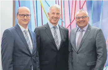  ?? FOTO: REGIONALVE­RBAND ?? Verbandsdi­rektor Markus Riethe, der neu gewählte Vorsitzend­e, Landrat Heiko Schmid, der neue stellvertr­etende Vorsitzend­e, Oberbürger­meister Manfred Schilder.