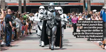  ??  ?? En visitant le secteur Star Wars Launch Bay, on s’arrête pour regarder défiler la garde de Stormtroop­ers le long du Hollywood Boulevard.