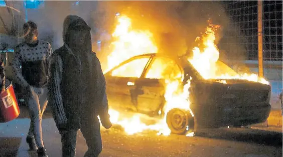  ?? MARIO SAYES ?? Incidentes. Manifestan­tes incendiaro­n un auto frente a la comisaría 5°, ayer a la noche, durante una marcha para reclamar justicia.