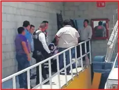  ??  ?? Agentes de la Policía Estatal Preventiva y paramédico­s de la Cruz Roja llegaron al lugar a brindar auxilio