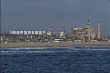  ?? DAMIAN DOVARGANES — THE ASSOCIATED PRESS ?? This photo shows the AES Huntington Beach Energy Center in Huntington Beach. The AES facility is the proposed site of the Poseidon Huntington Beach Seawater Desalinati­on Plant.