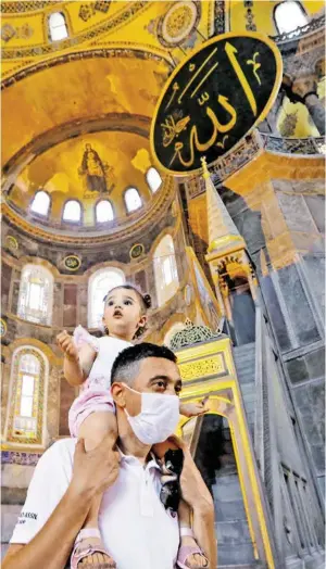  ?? BILD: SN/MURAD SEZER / REUTERS / PICTUREDES­K.COM ?? Besuch im Museum Hagia Sophia.