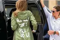  ??  ?? Melania Trump im Parka des Anstoßes: „I Really Don’t Care. Do U?“Foto: Andrew Harnik/Reuters