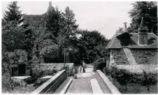  ??  ?? L’ancienne maison du gardien du château, construite sur les arases d’une tour.