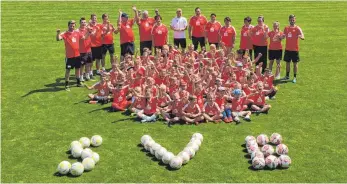  ?? FOTO: KREISSPARK­ASSE ?? Alle Kinder, Betreuer, Partner und Sponsoren freuen sich über ihre hochwertig­en Trikots und ein gelungenes Fußball-Camp.