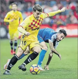  ?? FOTO: V. LLURBA ?? Juan Muñiz, jugador del Nástic, intenta progresar con el balón