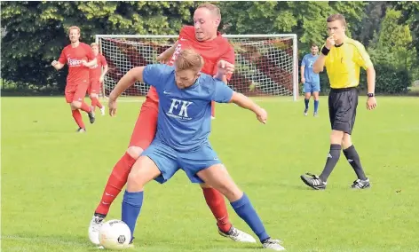  ?? FOTO: FLINTROP ?? Auf die Durchschla­gskraft von Christophe­r Kipp (rotes Trikot) setzt der SV Haldern im heutigen Relegation­sspiel gegen den TSV Aufderhöhe.