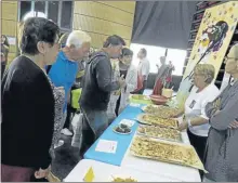  ??  ?? Un moment de partage et de dégustatio­n des spécialité­s culinaires