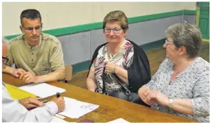  ??  ?? Autour des tables, les habitants étaient invités à faire des propositio­ns pour la vie locale.