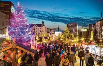  ?? Foto: Christian Charisius, dpa ?? Weihnachts­märkte (hier in Hamburg) ziehen jedes Jahr in Deutschlan­d Millionen von Menschen an.