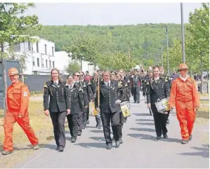  ?? FOTO: BIRGIT GARGITTER ?? Zu einer Bergparade durch den Bergpark und den Stadtteil Lohberg brachen die Teilnehmer auf.