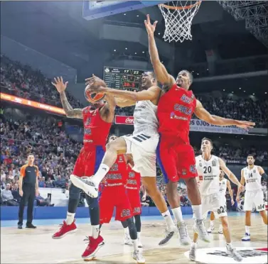  ??  ?? PELEA POR EL REBOTE. Randolph y Hines luchan por un balón, el CSKA atrapó cuatro rechaces más.