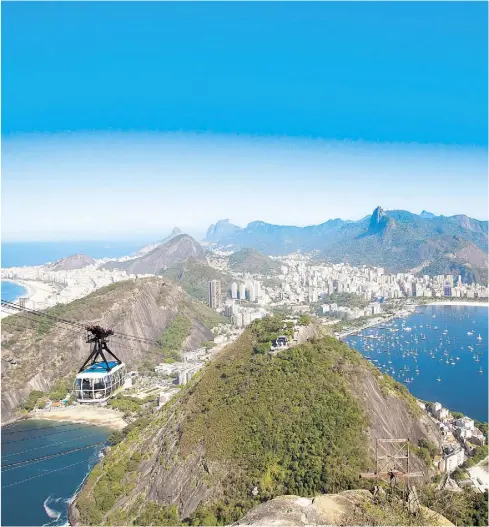  ??  ?? Arriba,
el telesféric­o en la cima de Pan de Azúcar desde donde se ve una impresiona­nte vista de Río.