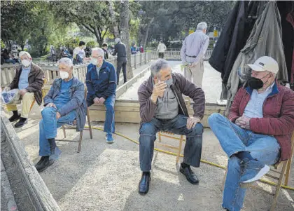  ?? MANU MITRU ?? Un grupò de jubilados en una pista de petanca en un parque.