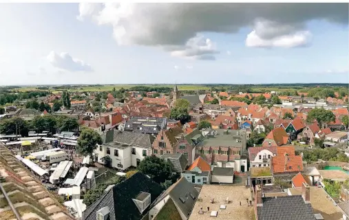  ?? FOTOS: CHRISTOPH DRIESSEN/DPA-TMN ?? Sorgenfrei­e Miniaturwe­lt: Blick vom Kirchturm über den Hauptort Den Burg