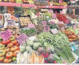  ?? JAVIER LIZÓN · EFE ?? Frutas y hortalizas en un puesto de un mercado.