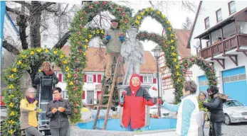  ?? FOTO: VERA ROMEU ?? Ein neues Metallgerü­st, viele grüne Kränze und 1500 Eier. Der Kondebrunn­en in Scheer ist dank eines ehrenamtli­chen Teams zum Osterbrunn­en geworden und kann sich sehen lassen.